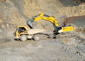 4.11.2025: Investition in 100-Tonnen-Großbagger für Kalksteinabbau