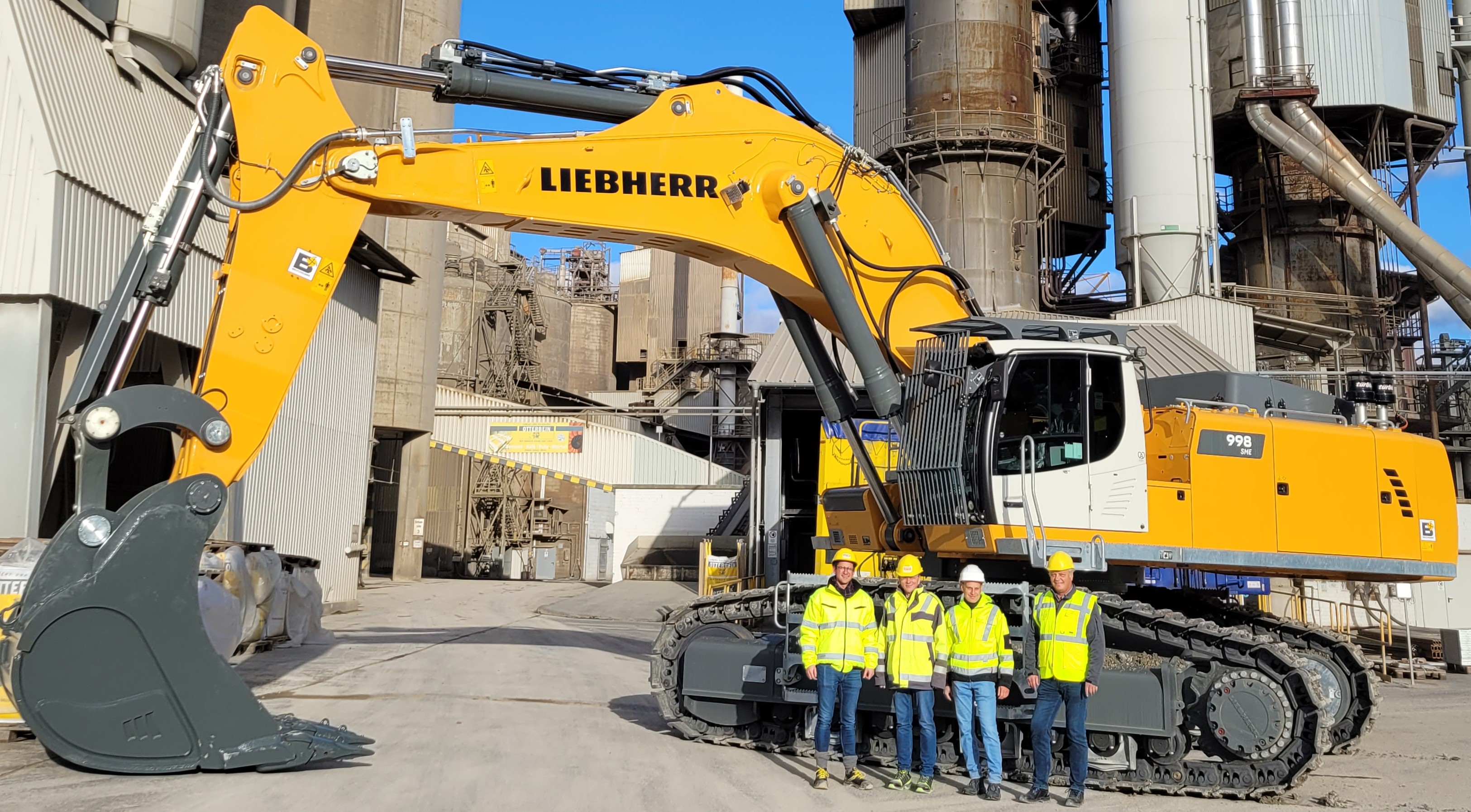 4.11.2025: Investition in 100-Tonnen-Großbagger für Kalksteinabbau